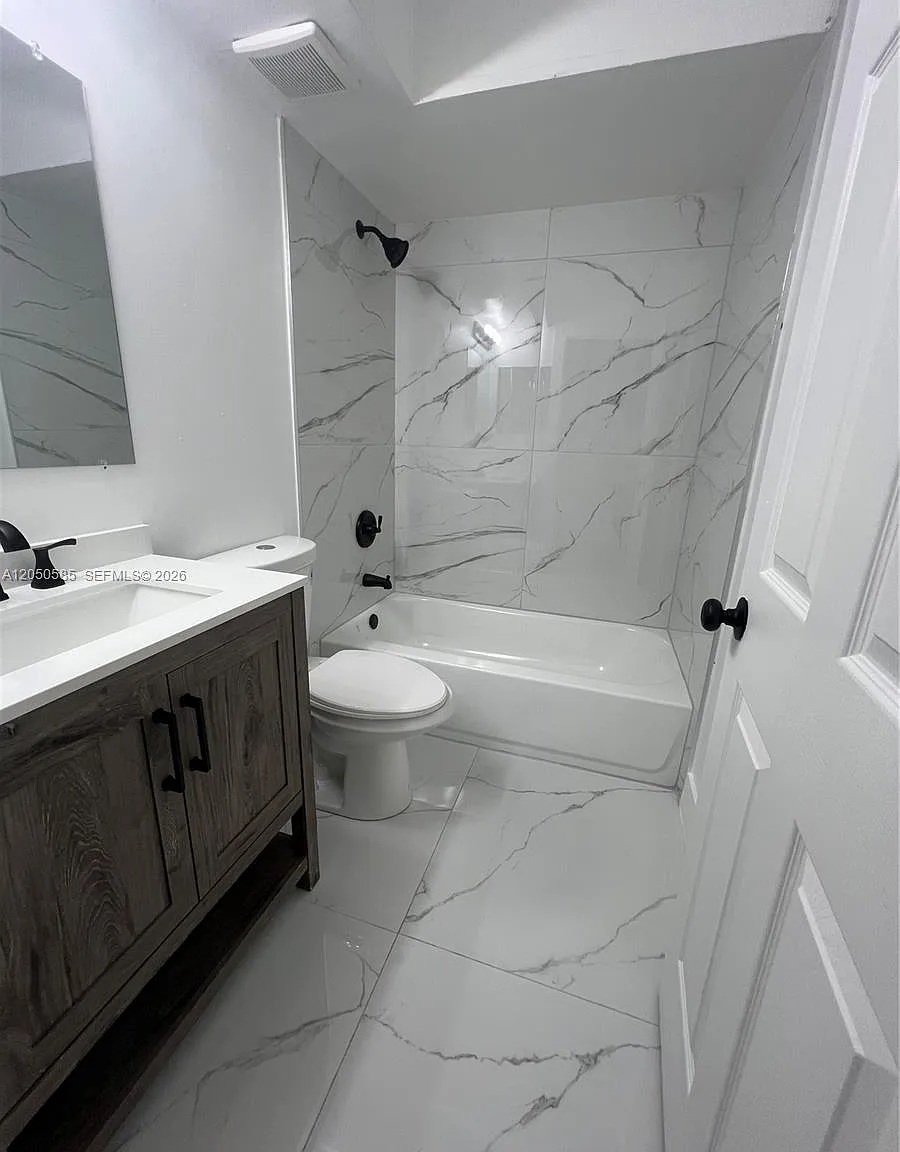Universal 590 Condo — Photo 2