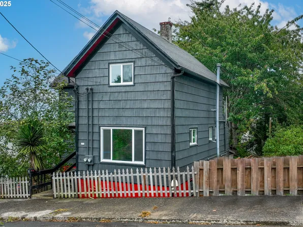 256 4th St, Astoria, OR 97103