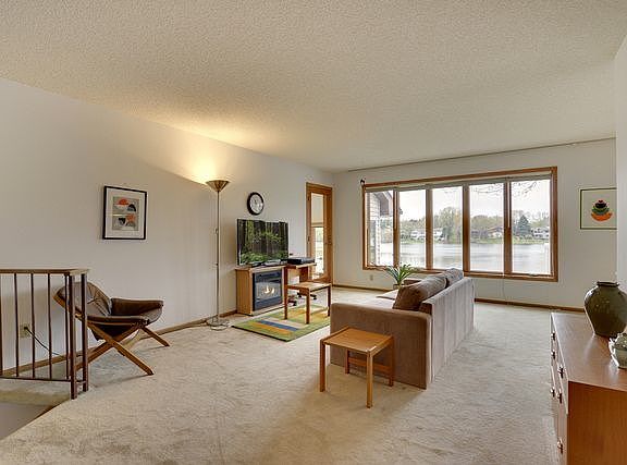 2nd image of 3559 Glen Oaks Ave