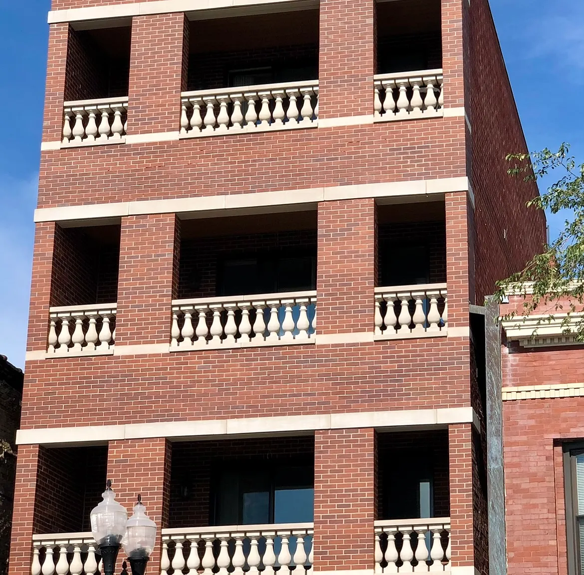 4245 N Lincoln Ave — Photo 1