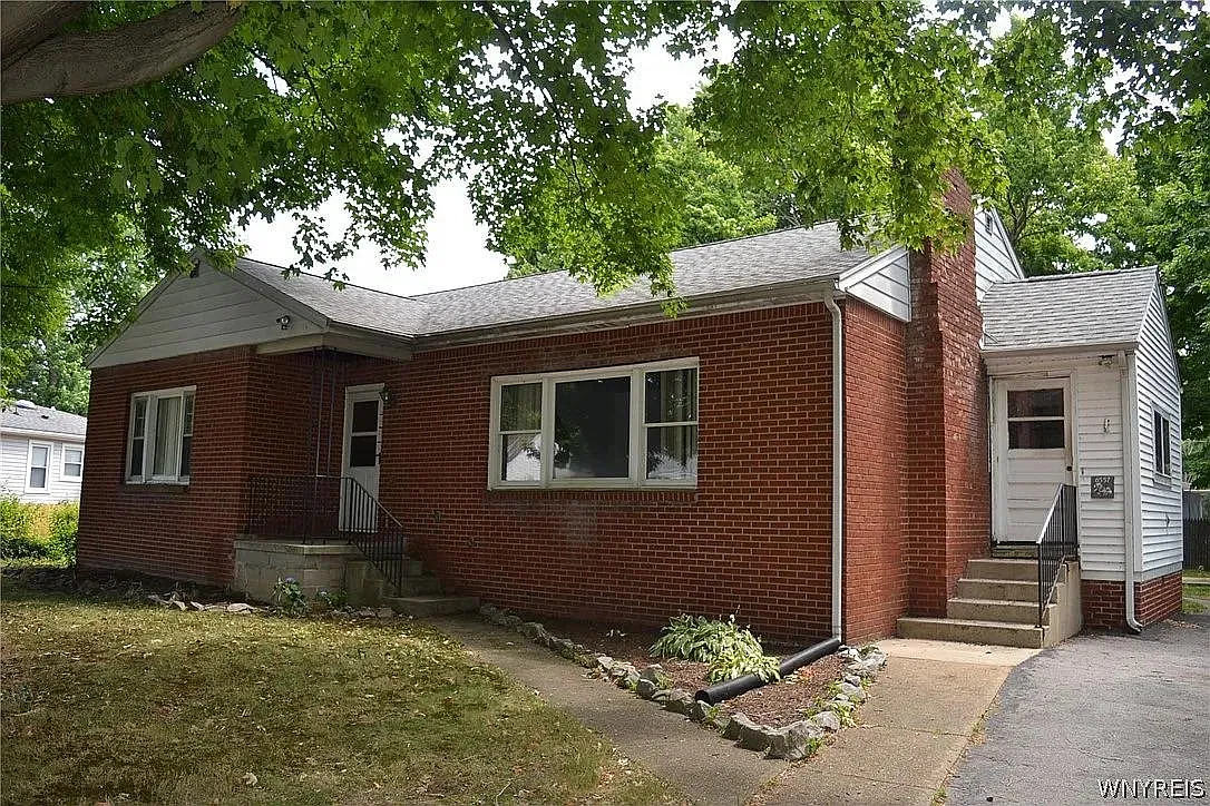 3 bed, 1224 sqft, $2,100 — Photo 1