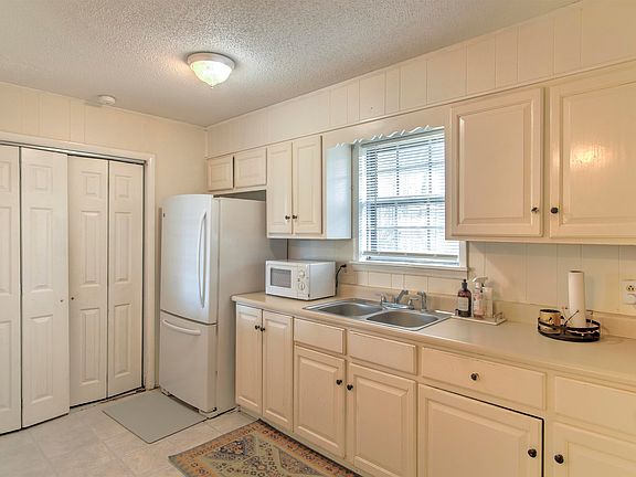 4th image of 120 Leona Dr