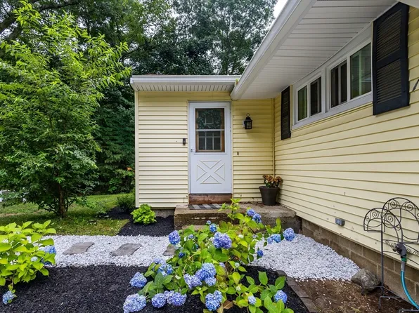 17 Pine St, Bellingham, MA 02019