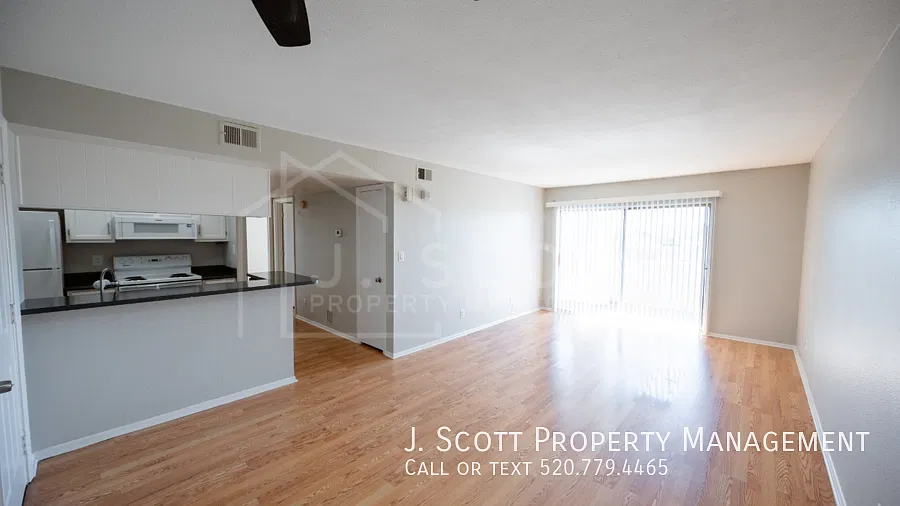 Fresh and Stylish: 2-Bedroom Townhouse Near Glendale's Top Amenities — Photo 1