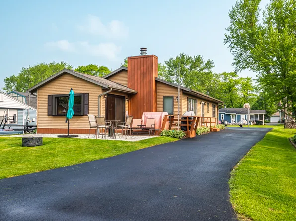 1514 Willow Rd, Twin Lakes, WI 53181