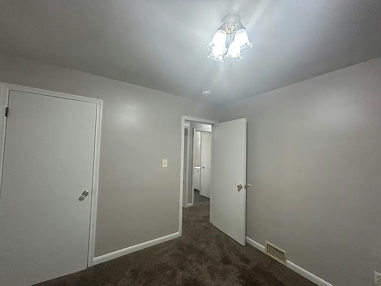 16121 Salem St — Photo 10