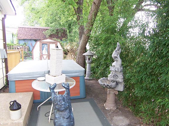 Patio w/hottub (conveys)