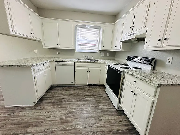 11701 N Lee Ave — Photo 12