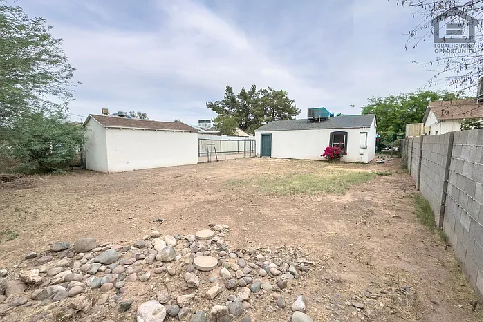 2517 E Culver St — Photo 28