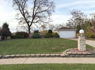 2736 Circle Dr, Markham, IL 60428