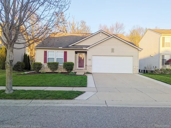 2806 Kalkaska River Dr, Fowlerville, MI 48836