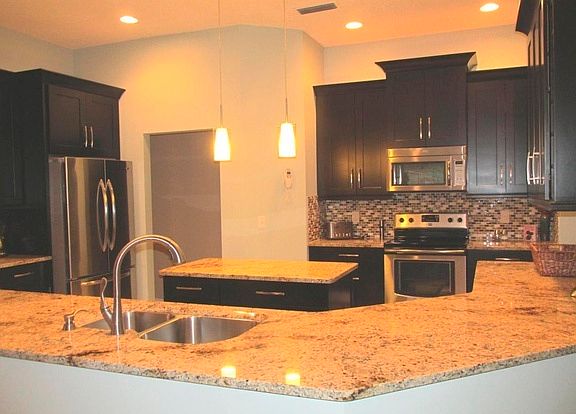 Gourmet kitchen w self closing drawers