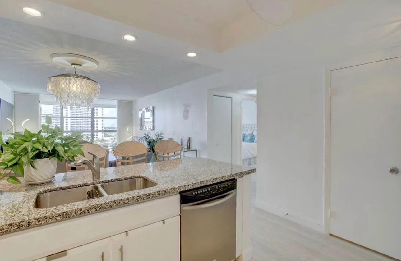 Leslie Dr, Hallandale Beach — Photo 1