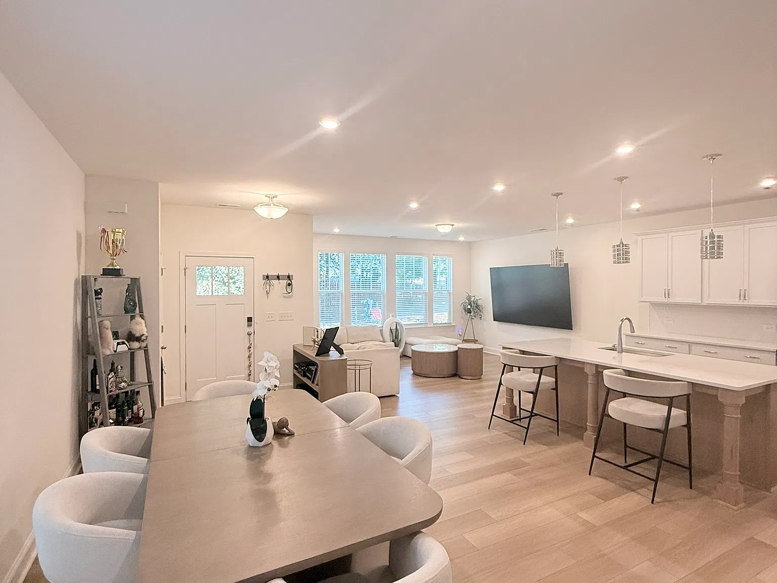 3 bed, 2.5 bath, 2475 sqft, $3,950 — Photo 3