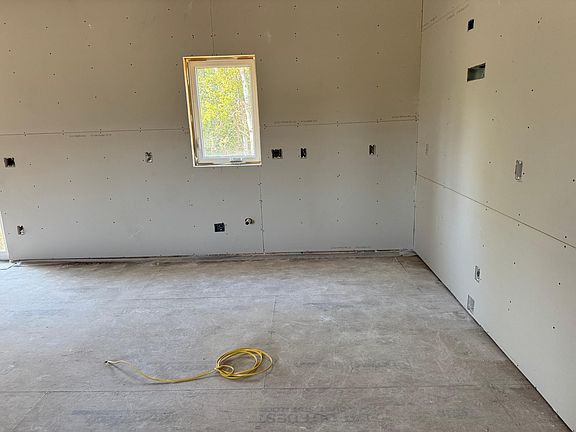 5th image of 1330 Greenleaf Rd