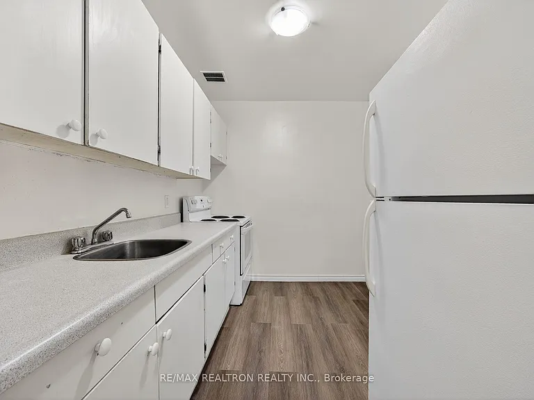 275 Wentworth St W #716 — Photo 11