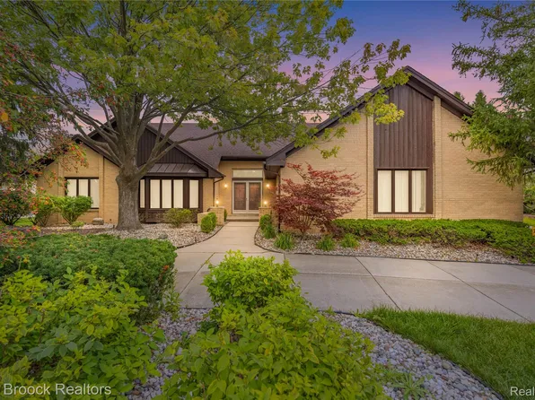 4418 Pinehurst Dr, West Bloomfield, MI 48322