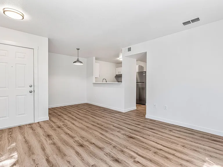 Hilton Street Apartments — Photo 35