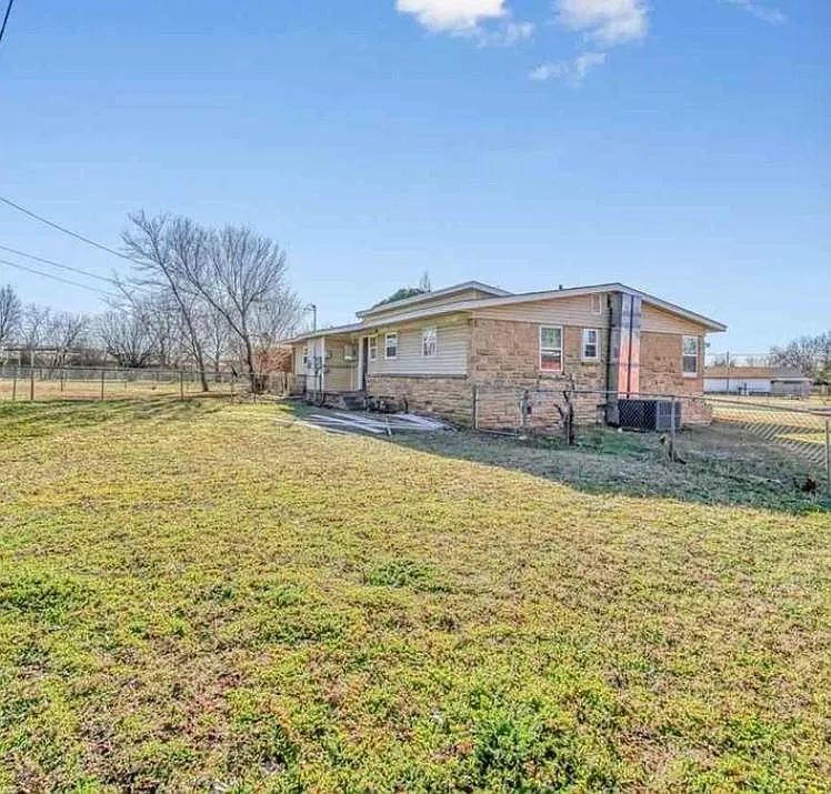 3 bed, 1000 sqft, $1,000 — Photo 2