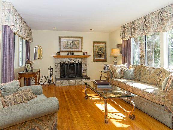 4th image of 1375 E. Hillcrest Dr