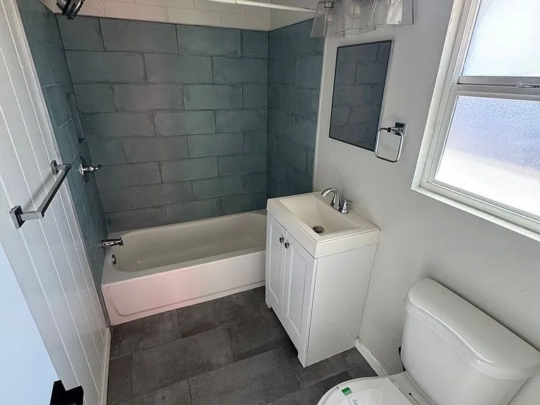 2762 N Forgeus Ave — Photo 4