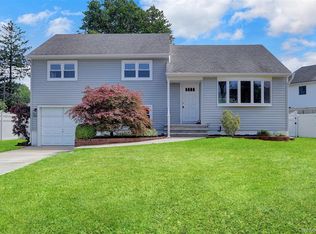 3621 Regent Ln, Wantagh, NY 11793