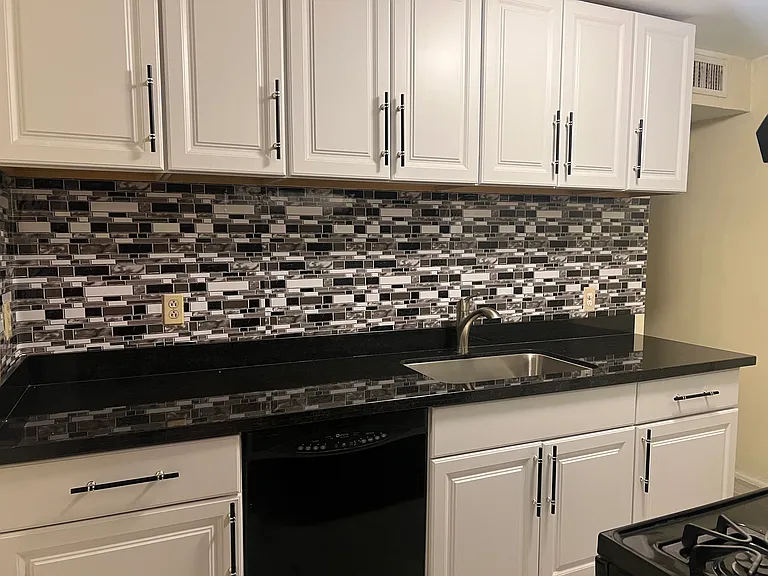 1421 E Elm St — Photo 3