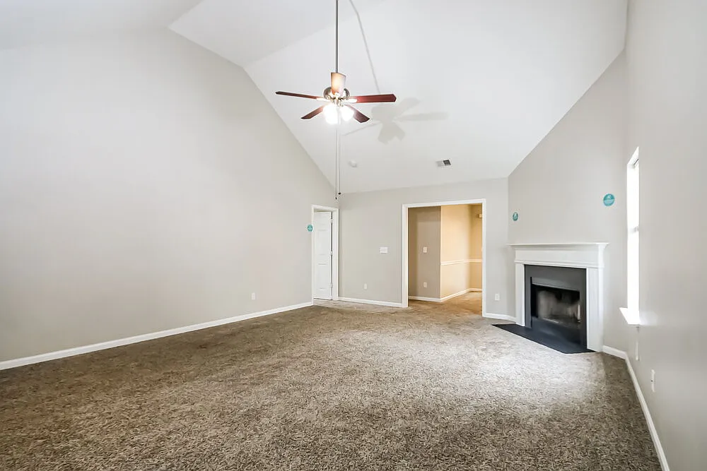 4 bed, 3.0 bath, 2376 sqft, $2,320 — Photo 4
