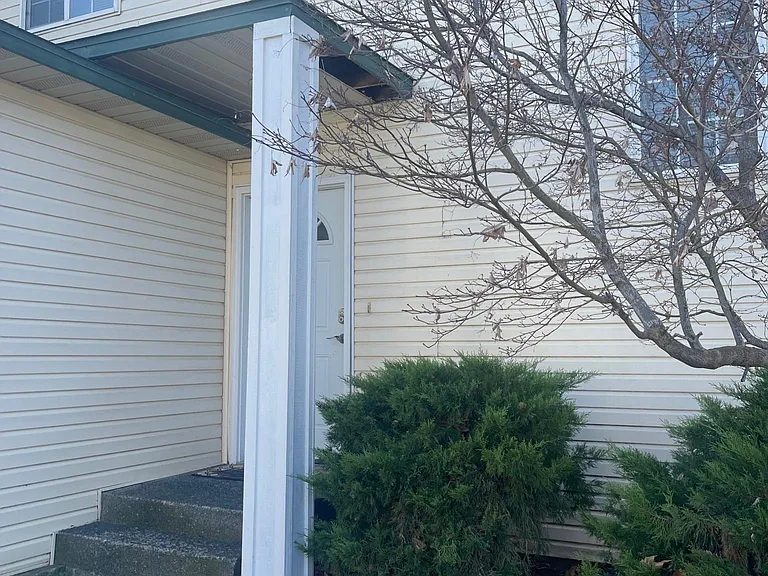 1420 S Skyline Dr — Photo 2