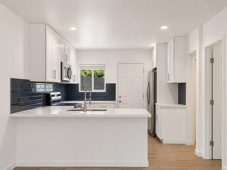 1005 E Mariposa St #R — Photo 8