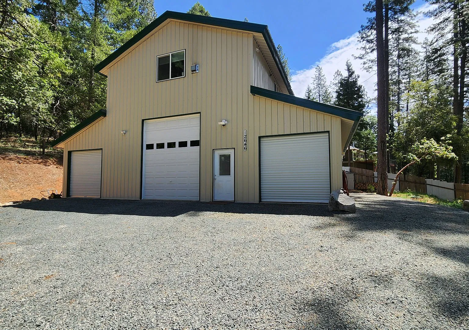 F12646 — Photo 1