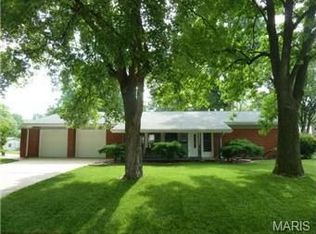 610 Creststone Dr, Florissant, MO 63033