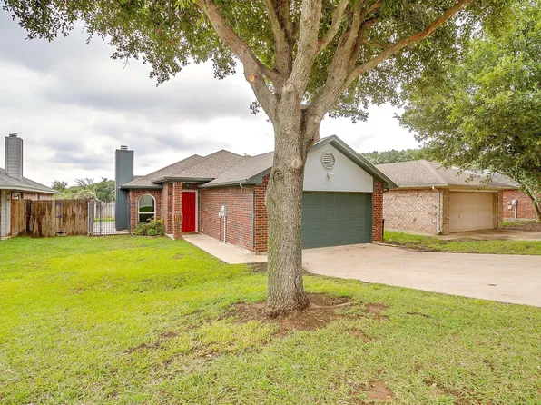 708 Stribling Cir, Azle, TX 76020