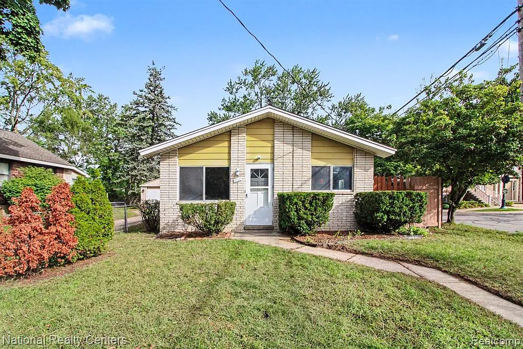 3 bed, 1.0 bath, 900 sqft, $1,750 — Photo 1