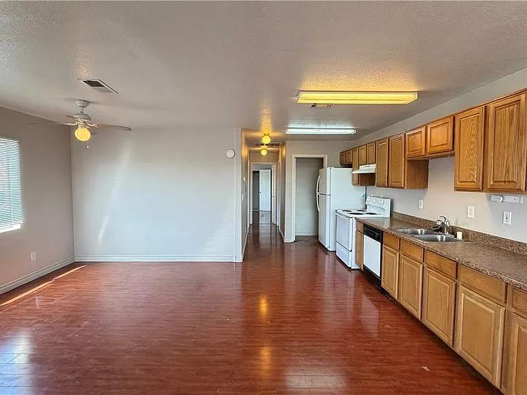 2001 Winwood St #201C — Photo 6