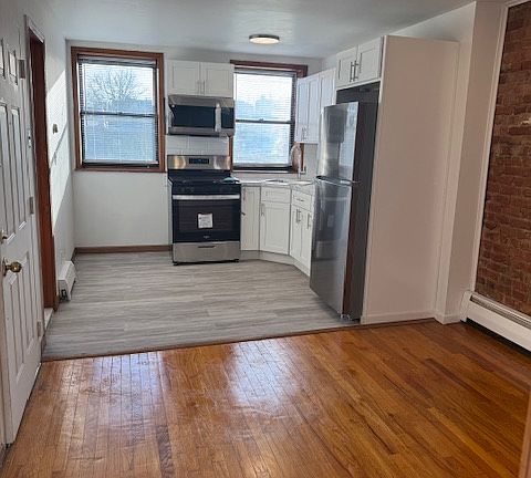 2nd image of 428 10th St APT 3