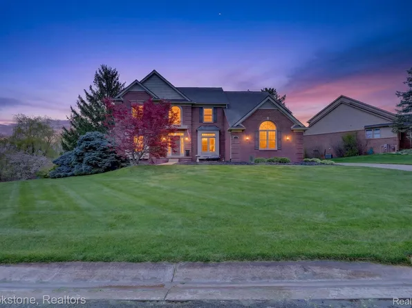 4054 Calumet Dr, Rochester, MI 48306