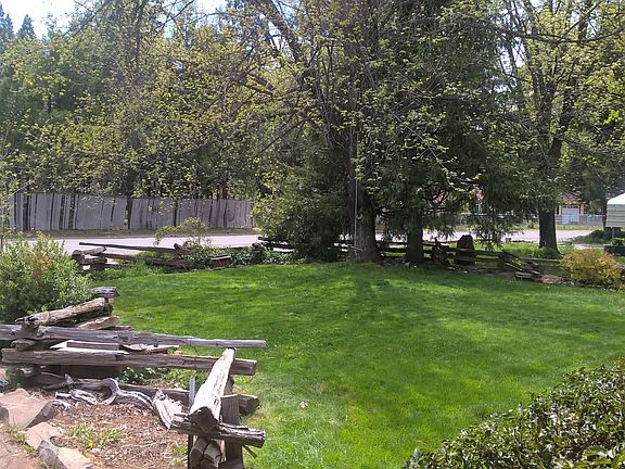 Front yard to street.