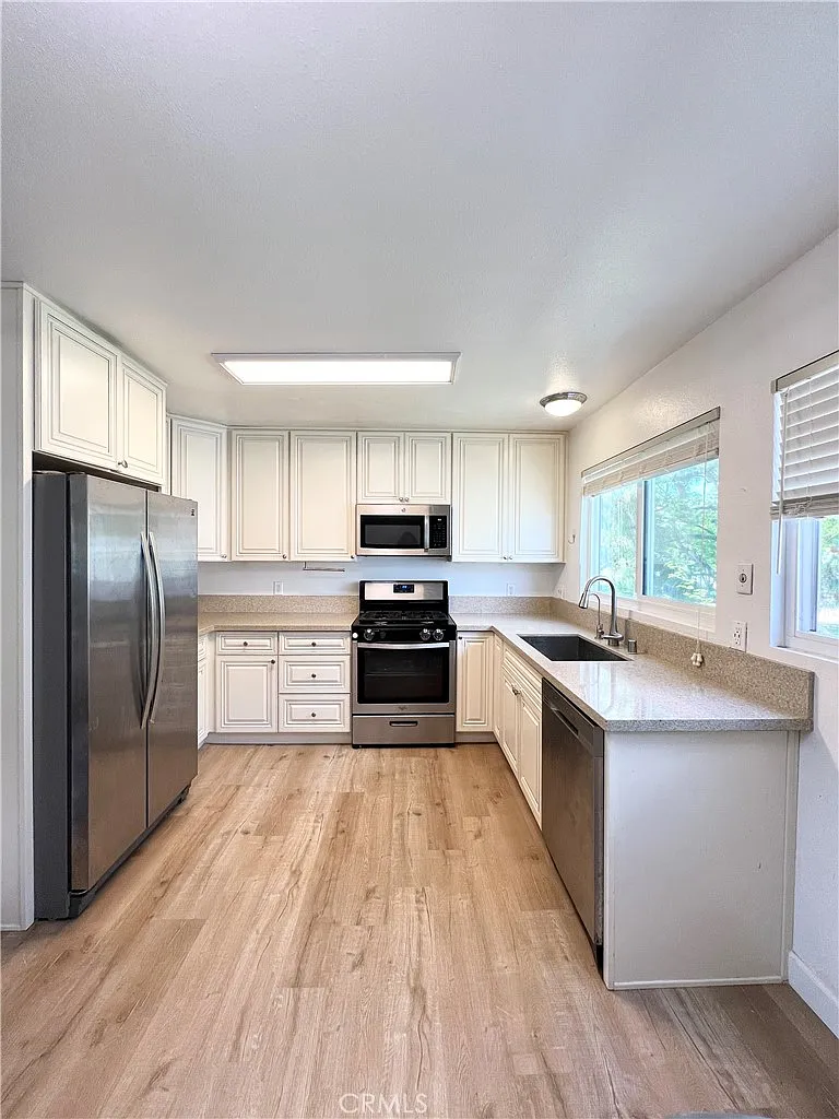 Building Photo - 19 Wildwood #6