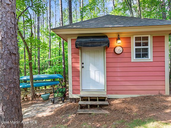 3rd image of 162 Village Cir