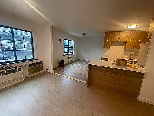 1st image of 25-10 Hoyt Ave S #3