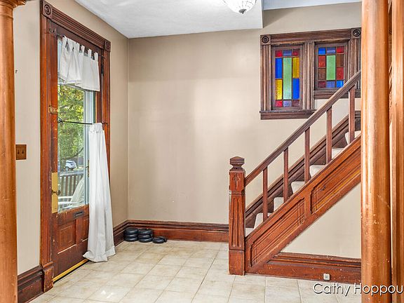 4th image of 637 Crawford St