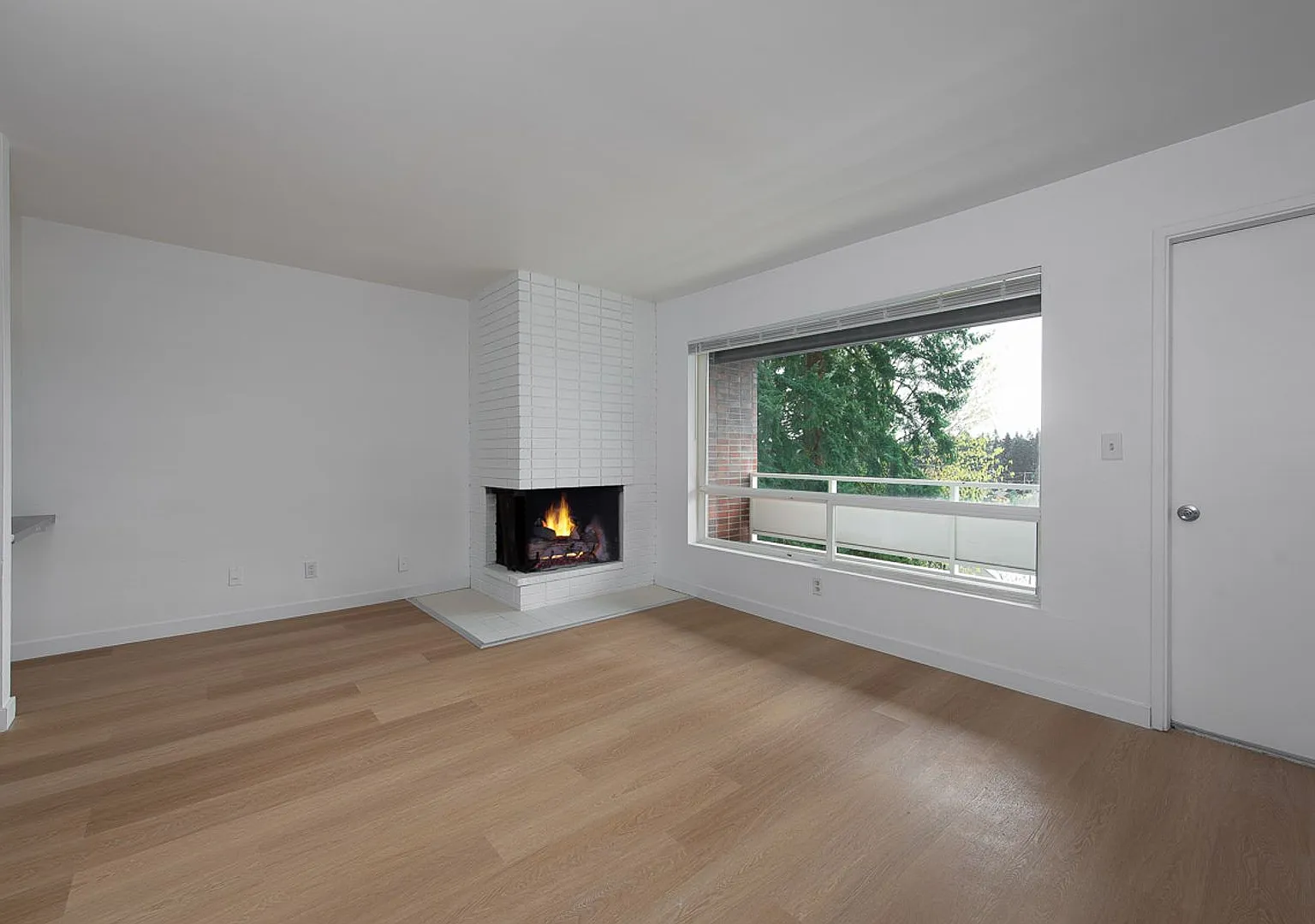 Top Floor 2bed/1bath Unit with New Flooring in Redmond! — Photo 2