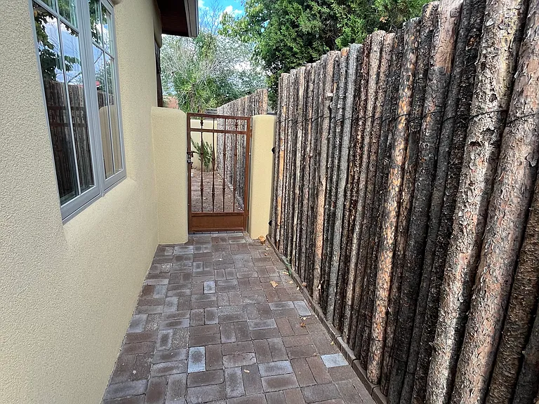 542 Salazar St — Photo 12