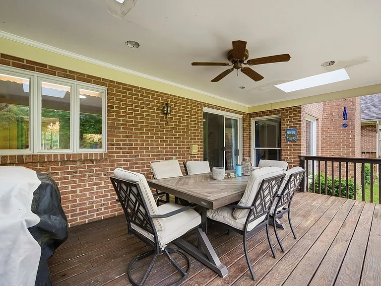 1126 Somerset Ln — Photo 13