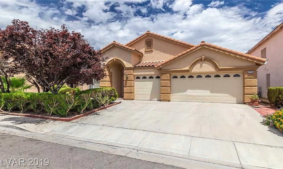 Lovely Silverado Ranch home convenient to shopping and restaurants...