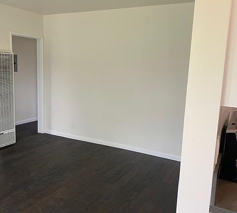 4th image of 2534 N Buena Vista St
