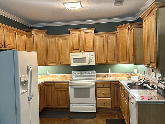 Kitchen w/range, microwave, refrigerator, dishwasher and disposal