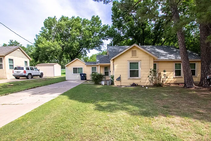 1916 Houston Pl — Photo 2