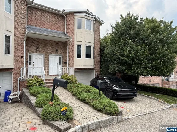 6 Kathleen Ct, Ridgefield, NJ 07657